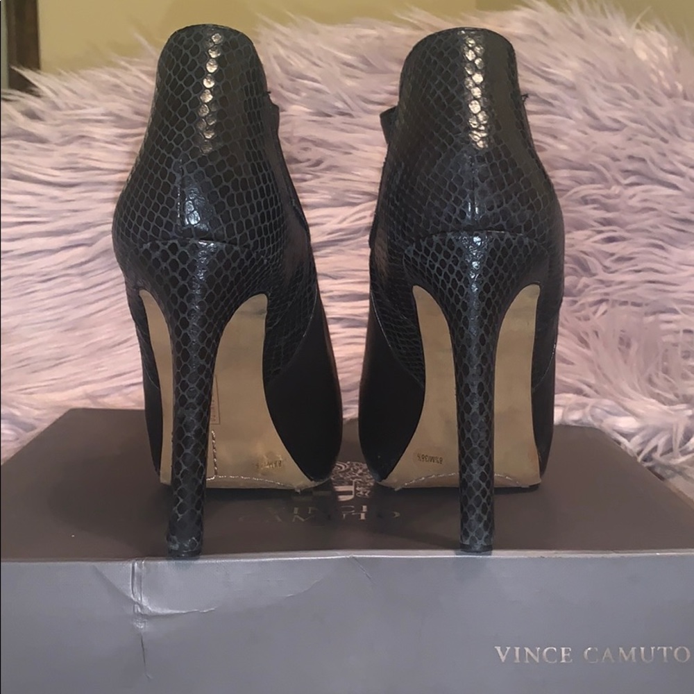 💙💖Vince Camuto leather & snakeskin boots💕 - Picture 4 of 8